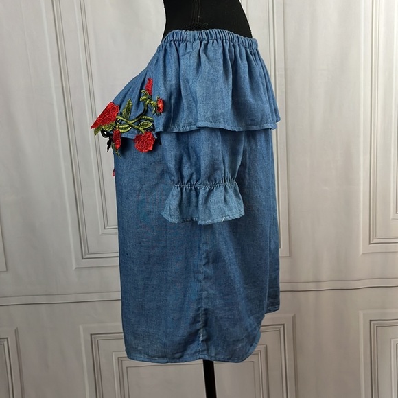 Embroidered ruffle top 🖤 - Picture 8 of 13